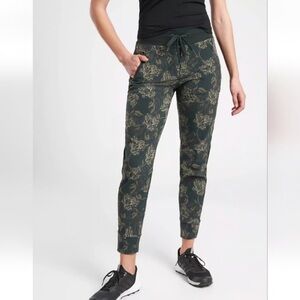 Athleta Trekkie North Printed Jogger Pants Black Floral Size 10